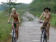 Прогулка голых русских девушек на велосипедах