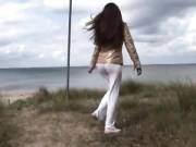 Голая Анастасия танцует стриптиз на поляне